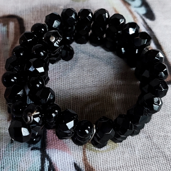 Jet Black Glass 3 Rows Triple Strand Memory Wire Smaller Vintage Ebony  Bracelet - Picture 9 of 10